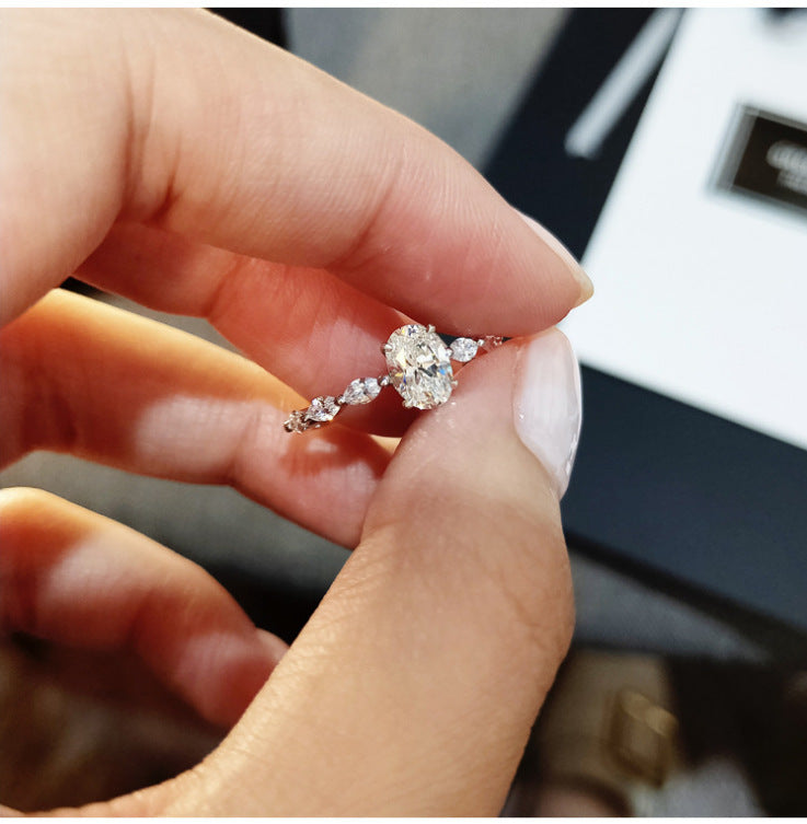 Anello di color argento con pietra a forma ovale