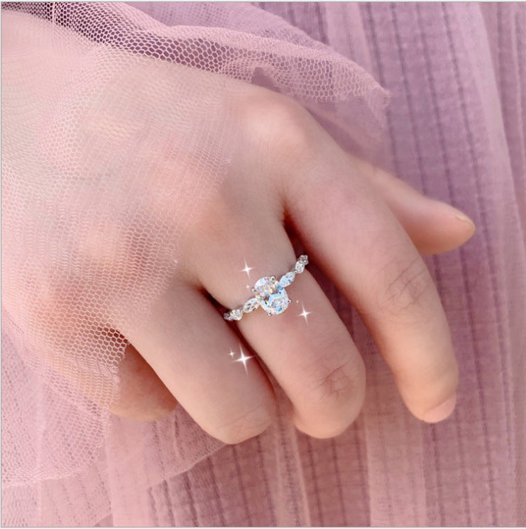 Anello di color argento con pietra a forma ovale